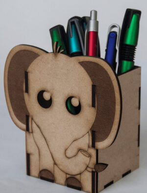 מעמד לכלי כתיבה עם חריטה אישית