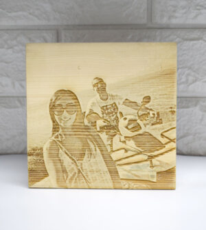 חריטה על בוק עץ