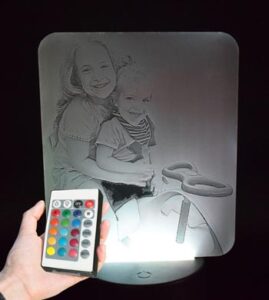 מנורת LED עם חריטה