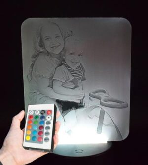 מנורת LED עם חריטה